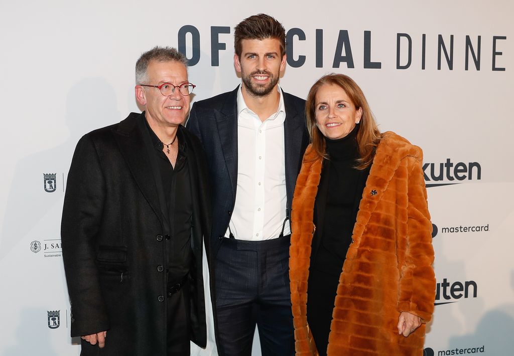 Piqué con sus padres en una cena de la Copa Davis