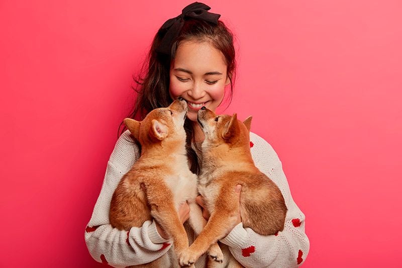 mujer con dos perros