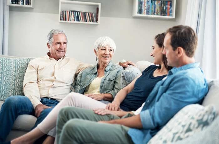 familia charlando