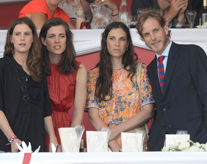 Carlota, disfrutando del torneo en compañía de su hermano Andrea Casiraghi y su mujer, Tatiana Santo Domingo.
