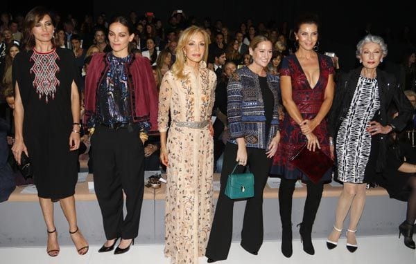 Nives Álverez, Laura Ponte, Carmen Lomana, Fiona Ferrer, Mar Flores y Alicia Borrás acudieron al desfile del diseñador Naeem Khan durante la Barcelona Bridal Fashion Week
