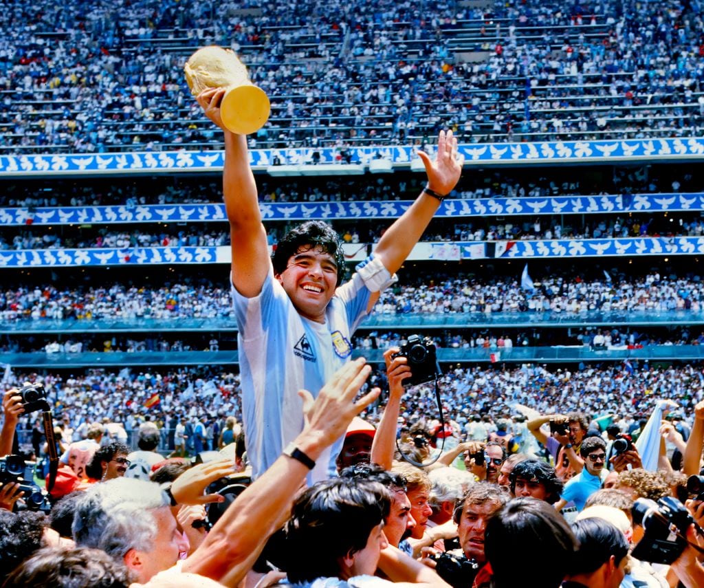 Diego Maradona levanta la Copa del Mundo mientras es llevado en hombros por fans y compañeros tras la final del Mundial de 1986 en el Estadio Azteca