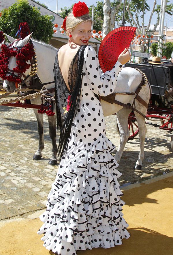 María León, espectacular en blanco, negro y rojo
