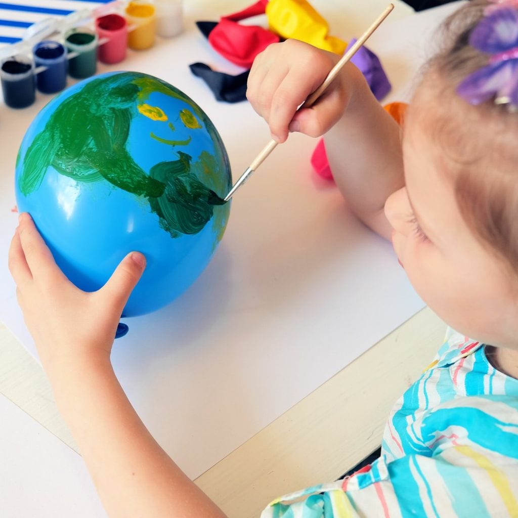 un planeta tierra con globos y t mperas