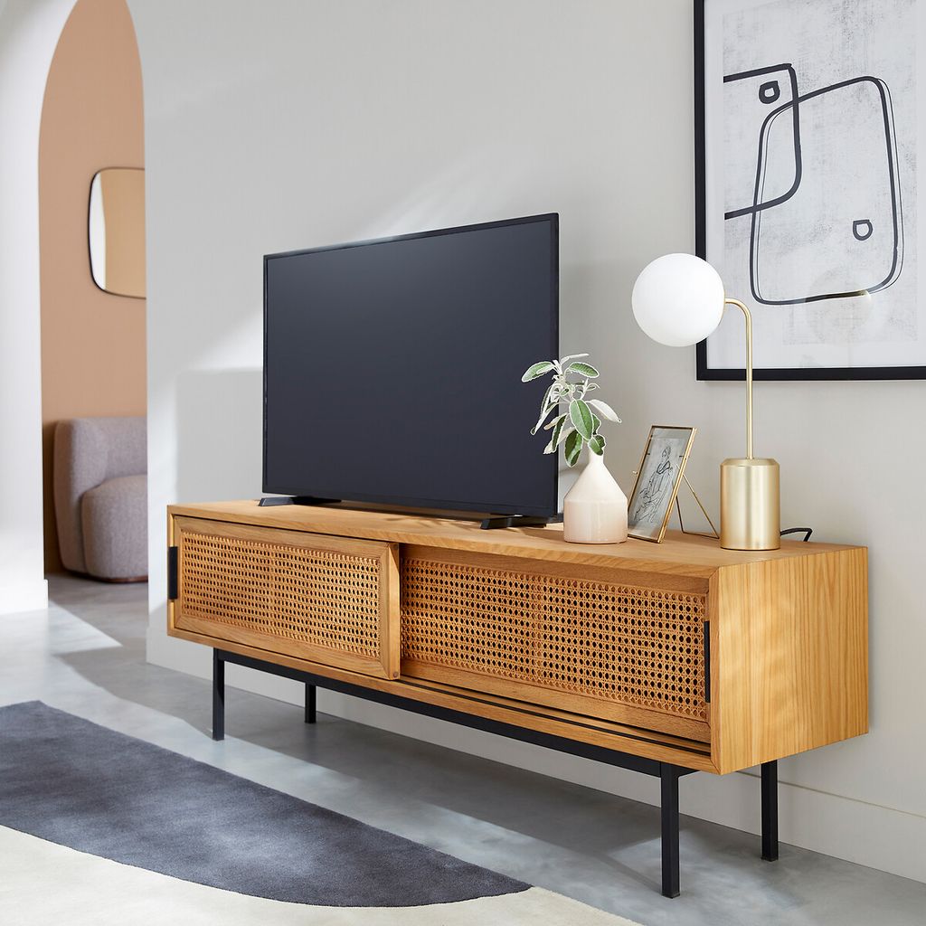 Mueble de TV de madera y rejilla