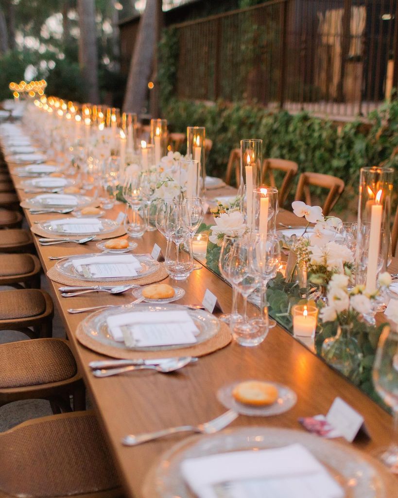 Decoración mesa de boda blanco y velas. WP: Los sueños de Julieta