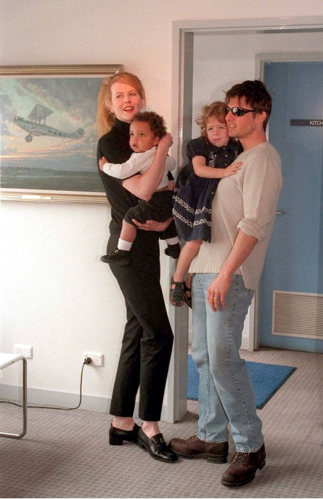 Nicole Kidman y Tom Cruise llegan al Aeropuerto Kingsford Smith de Sydney y presentan a sus hijos Connor e Isabella a los medios el 24 de enero de 1996 