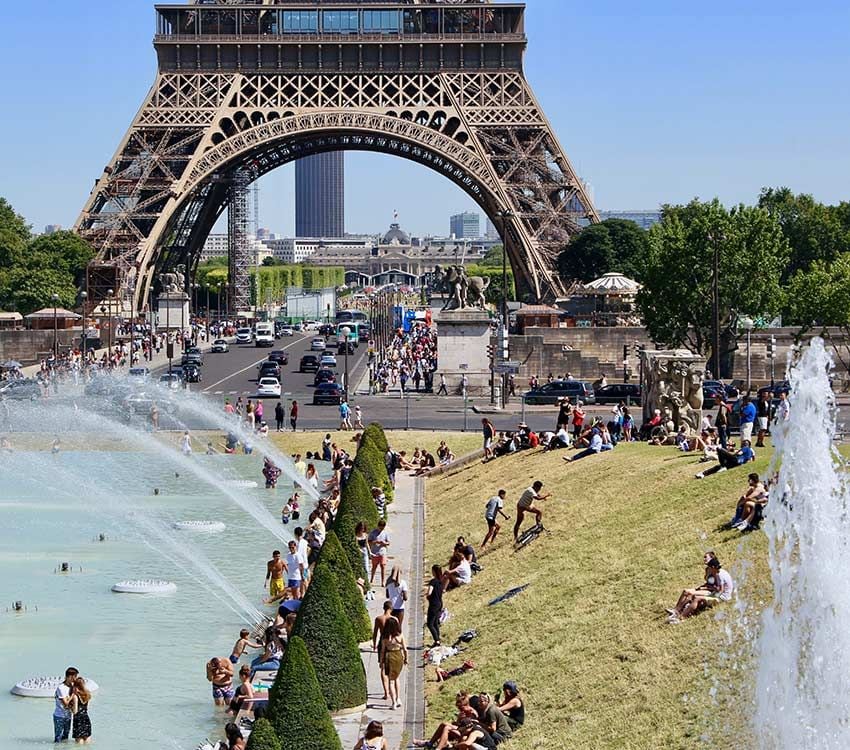 Jardines y fuentes junto a la Torre Eiffel, Champ-de-Mars