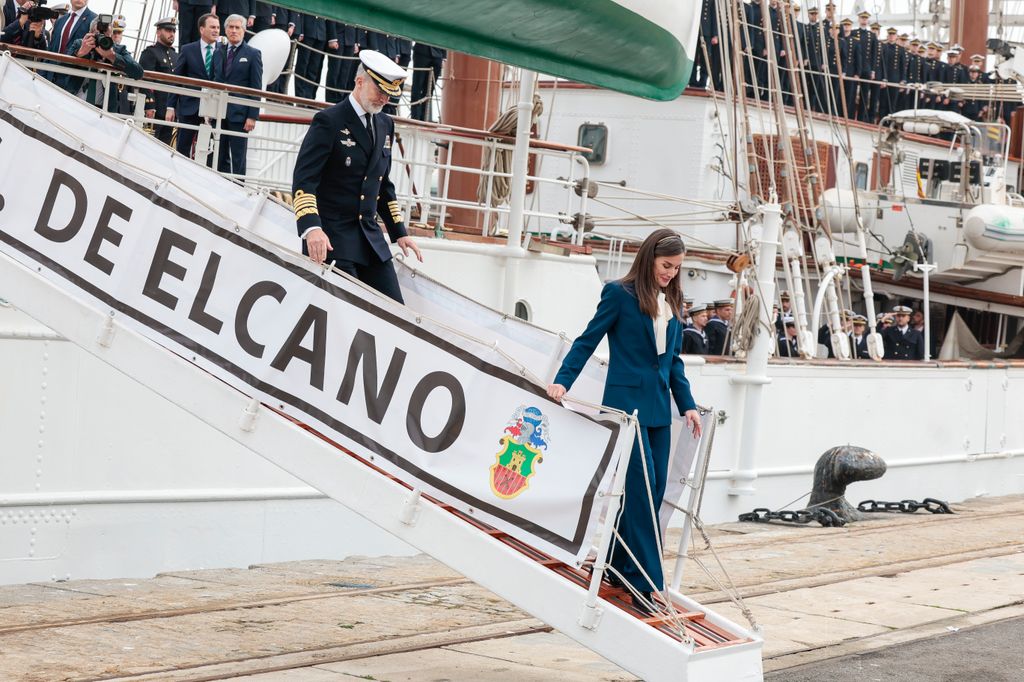 Los reyes Felipe y Letizia en la despedida de Leonor en Elcano