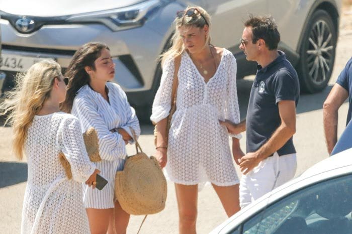 Enrique Ponce y Ana Soria, con dos amigas durante una jornada marinera