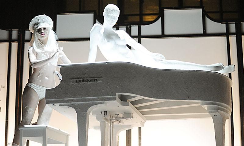 lady gaga pianos alocados07