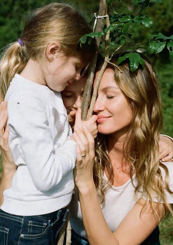 Gisele Bündchen con sus hijos en el campo