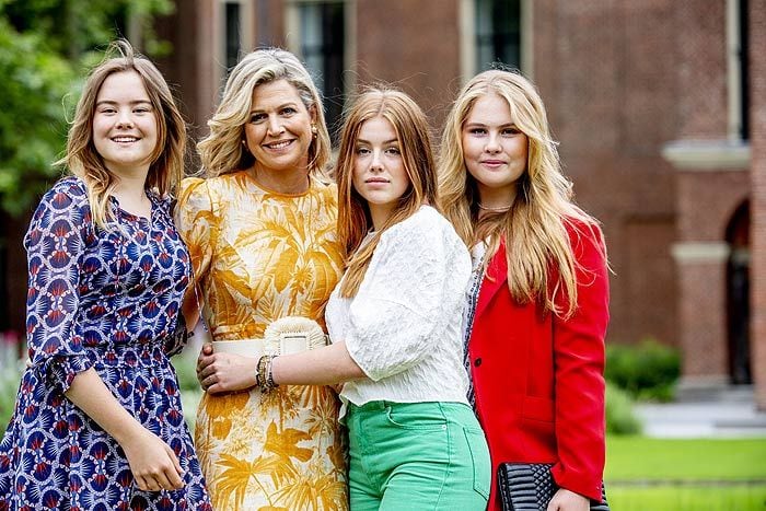 Máxima de Holanda con sus hijas