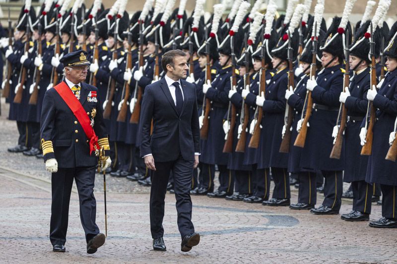 Familia Real de Suecia con los Macron