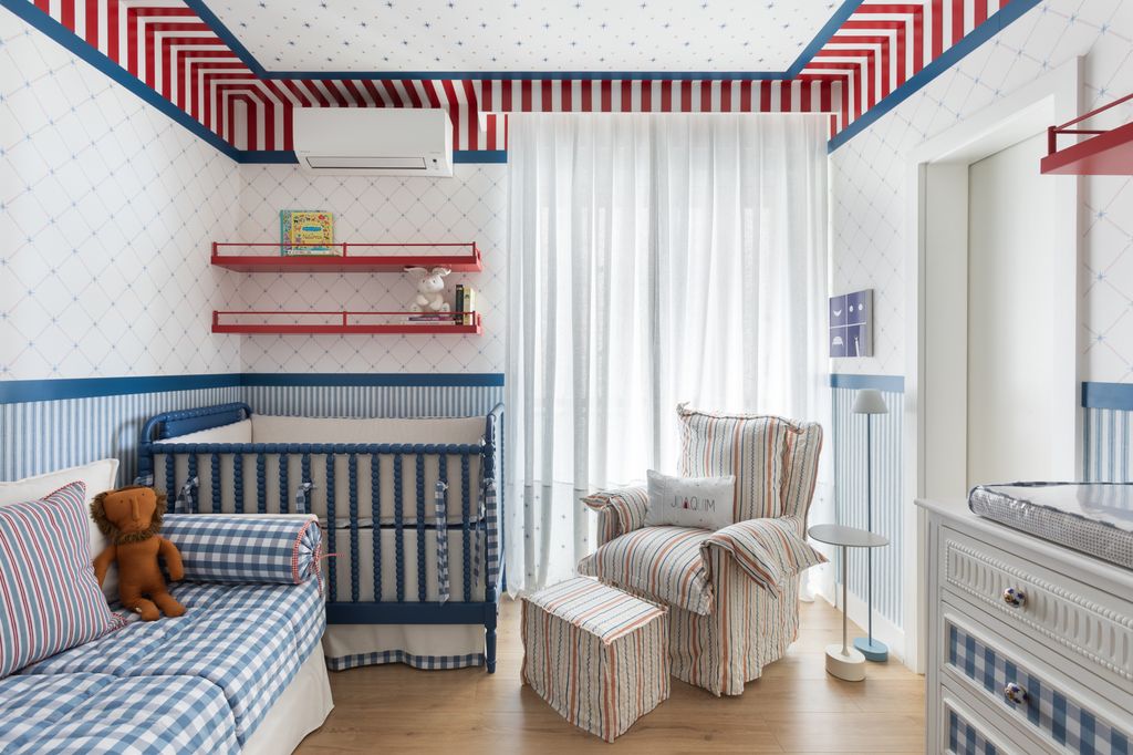 Habitación infantil en blanco, rojo y azul