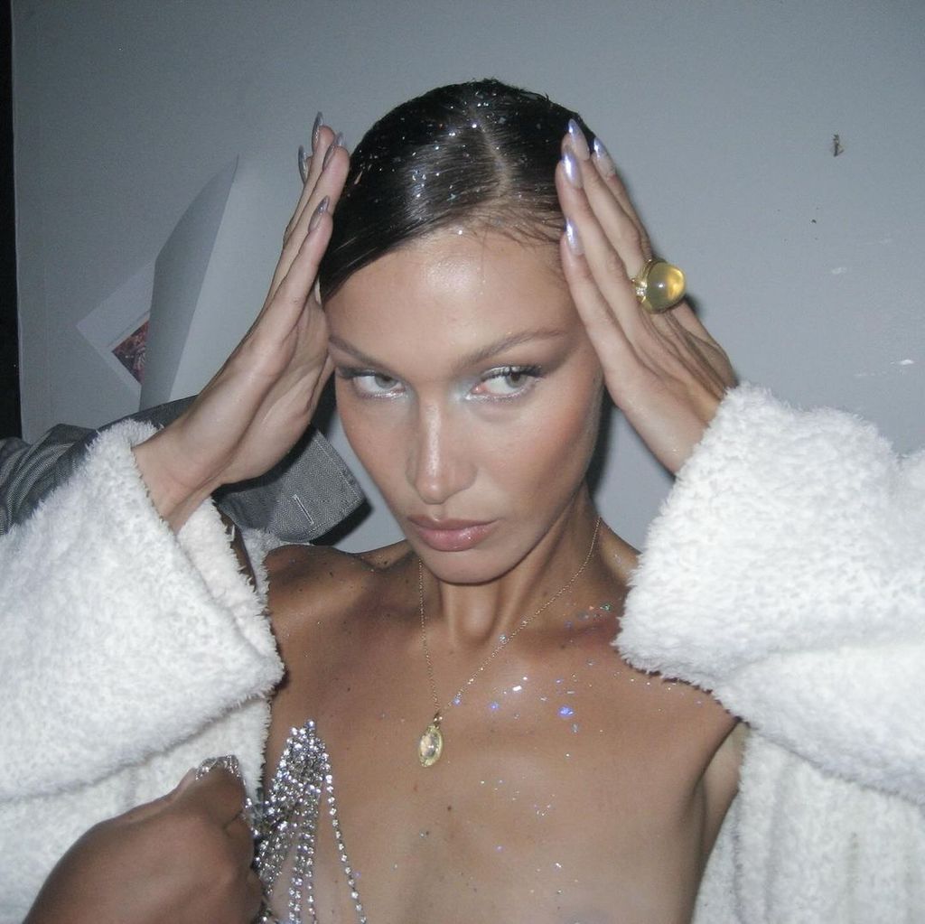 Bella Hadid combinó su maquillaje con un manicure traslúcido en los mismos tonos.