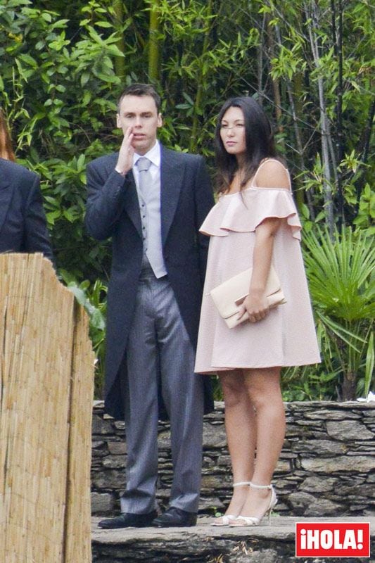 Louis Ducruet y su acompañante durante la boda de Pierre Casiraghi y Beatrice Borromeo en Italia que tuvo lugar el pasado verano, la joven también acudió a la ceremonia civil que un día antes había tenido lugar en Mónaco y en la pasada noche del martes posó para la subasta benéfica de la fundación de lucha contra el SIDA que preside Estefanía de Mónaco
