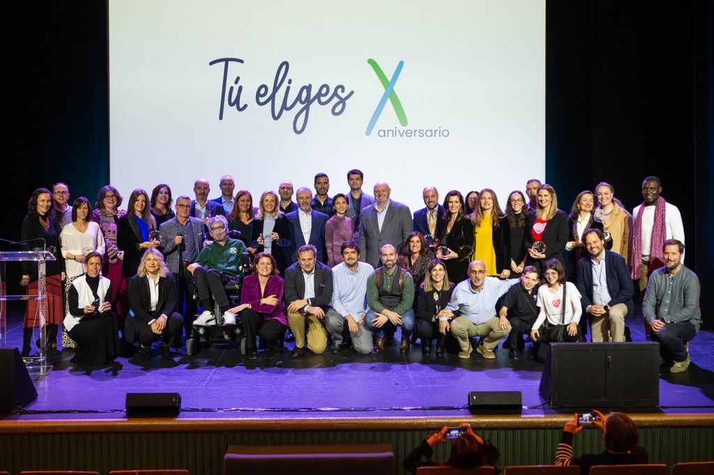 Foto de familia de todos los representantes de los proyectos seleccionados este año por los empleados de Cecabank a través del programa 'Tú eliges'