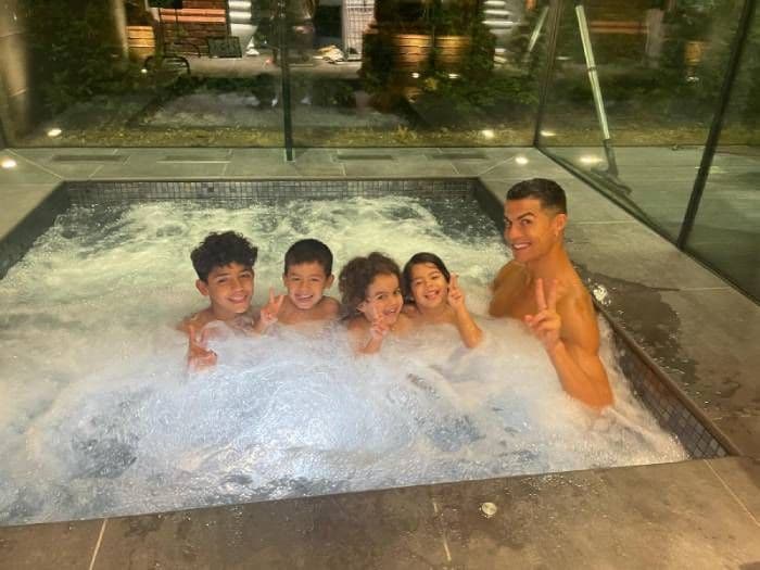 Cristiando Ronaldo disfrutando con sus hijos en la piscina