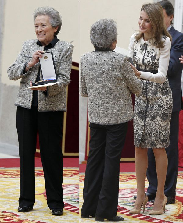 Amparo Baró recibió la Medalla de Oro al Mérito en las Bellas Artes por su triple condición de actriz de teatro, cine y televisión de manos de la Princesa de Asturias en 2013  