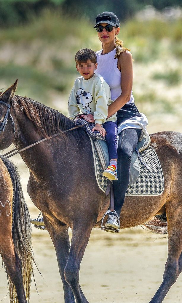 HOLA 4107 Eva Gonzalez a caballo