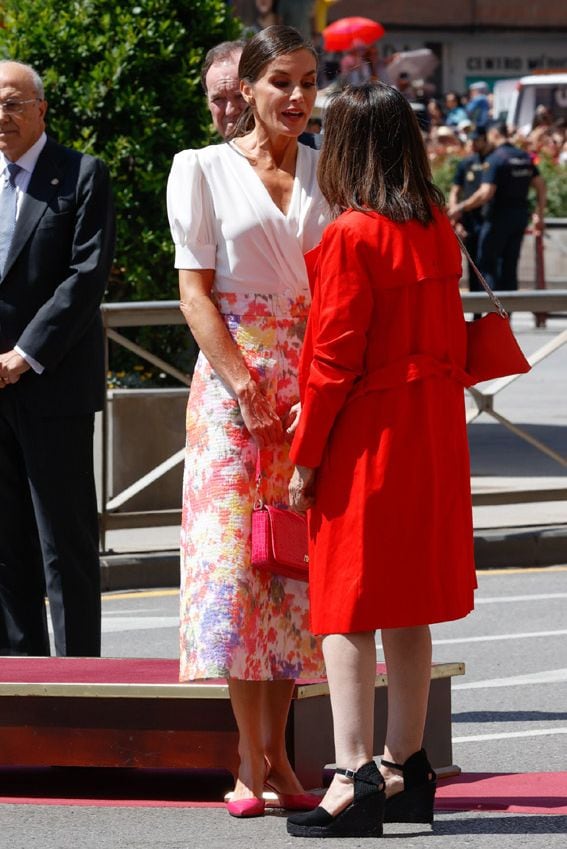 La reina Letizia arrasa con una blusa abullonada y una falda sevillana de flores en el Día de las Fuerzas Armadas 2023