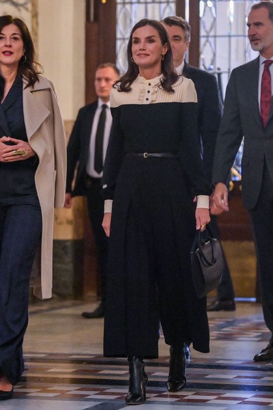 La reina Letizia con mono bicolor de Teresa Helbig