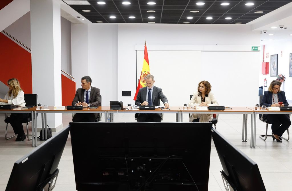 El rey Felipe en una reunión de crisis de la DANA en Valencia el 4 de noviembre de 2024