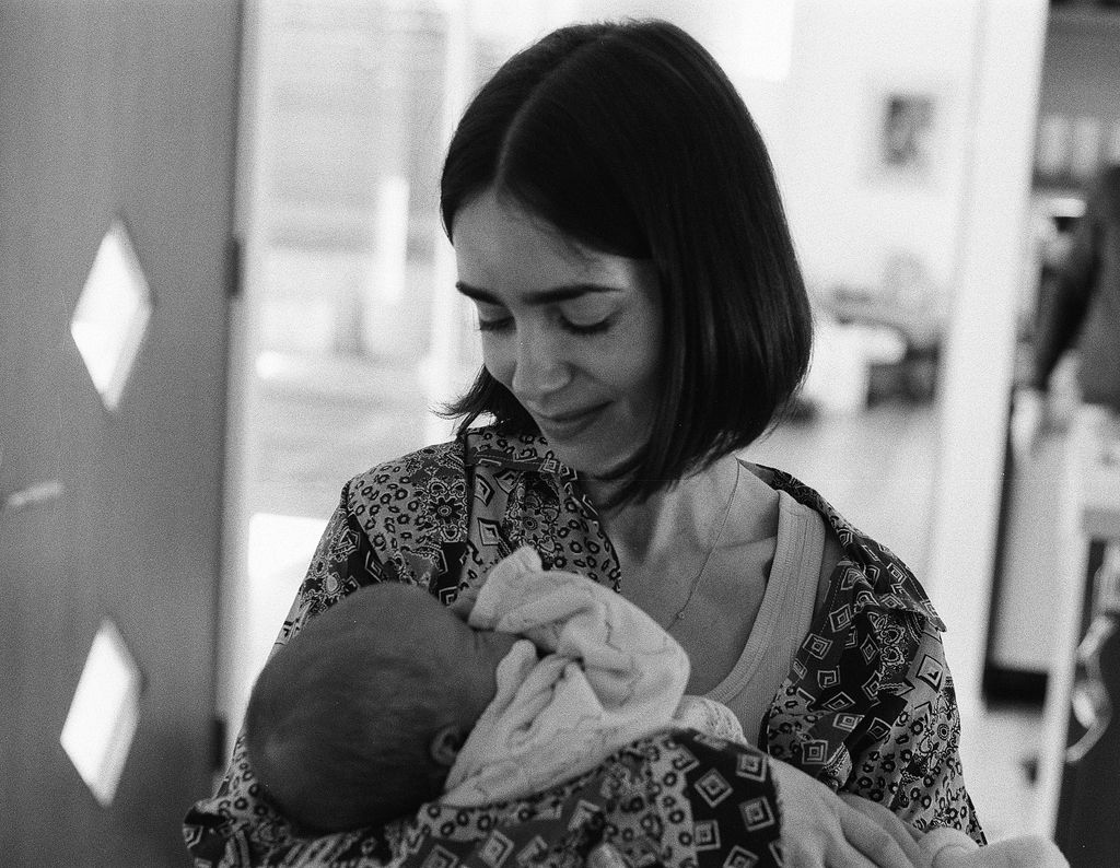 Lily Collins celebra su primer cumpleaños como mamá