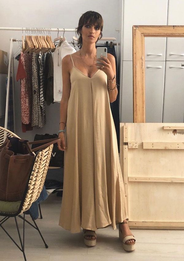 Sara Carbonero con vestido de algodón y sandalias de cuña de Popa