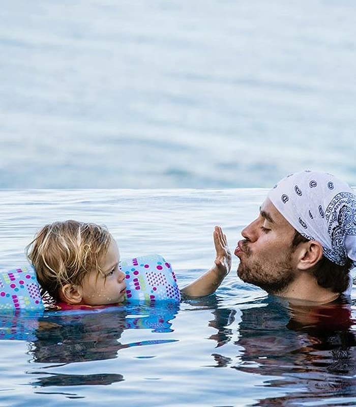 Enrique Iglesias con uno de sus mellizos en la piscina