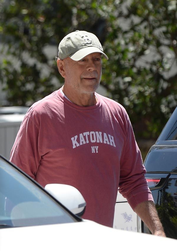 Bruce Willis paseando y tomando un helado