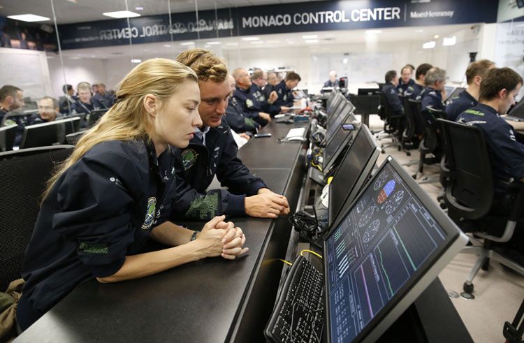 En marzo de 2015, Beatrice Borromeo y Pierre Casiraghi acompañaron al príncipe Alberto al Centro de Contro del Mónaco del Solar Impulse para ver seguir las maniobras de despegue en Abu Dhabi
