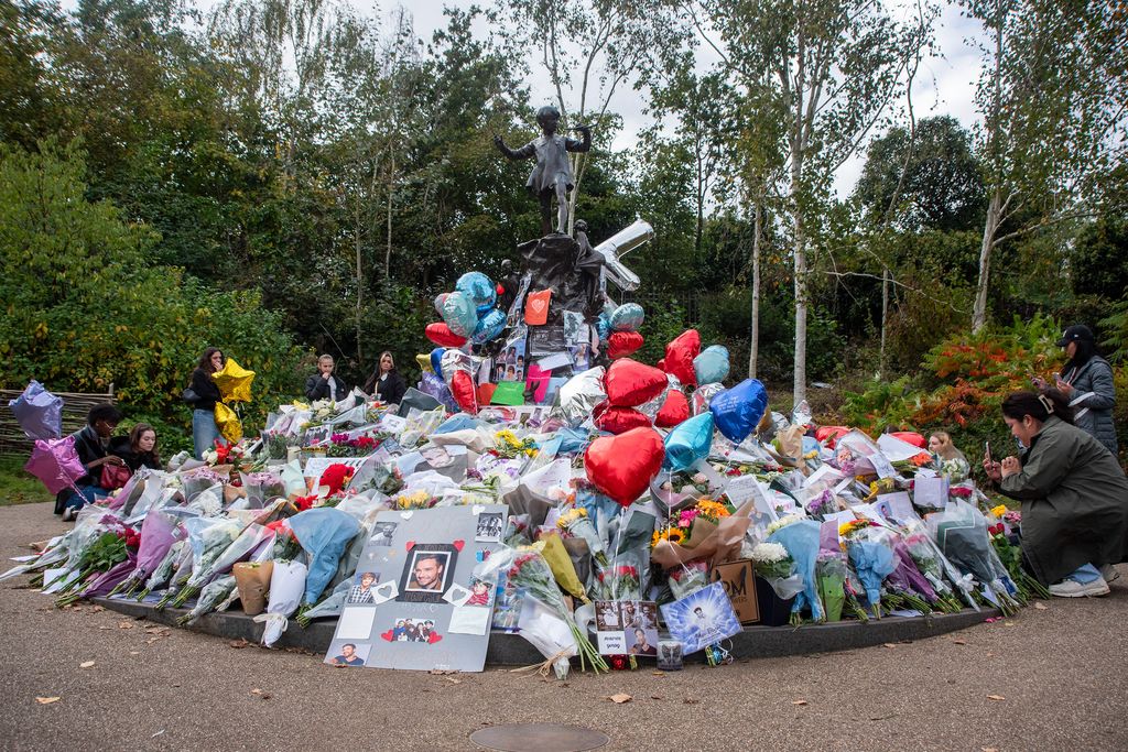 Tributo a Liam Payne en la estatua de Peter Pan de Hyde Park en Londres 