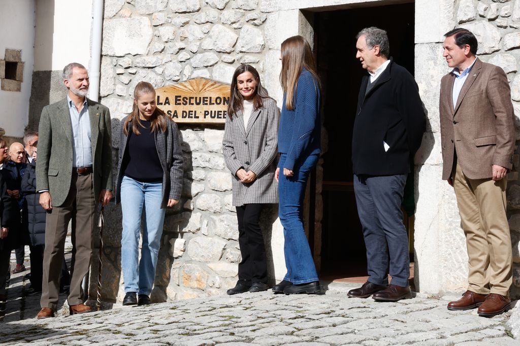 Familia Real posando en la entrada de las antiguas escuelas del pueblo de Sotres