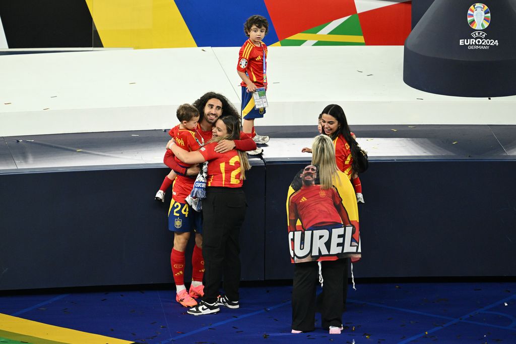 Marc Cucurella con su familia en la final de la Eurocopa 2024