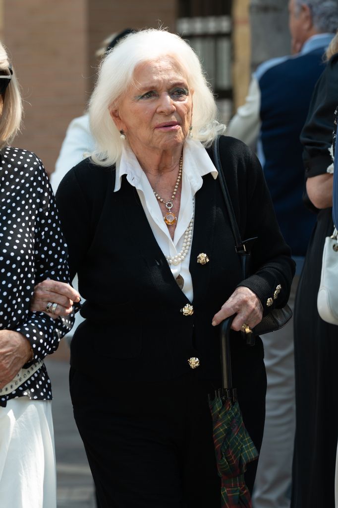 Teñu Hohenlohe saliendo del funeral de Luis Ortiz.