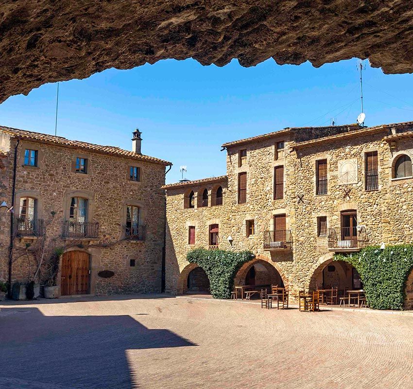 Plaza Mayor porticada del pueblo de Monells, Girona