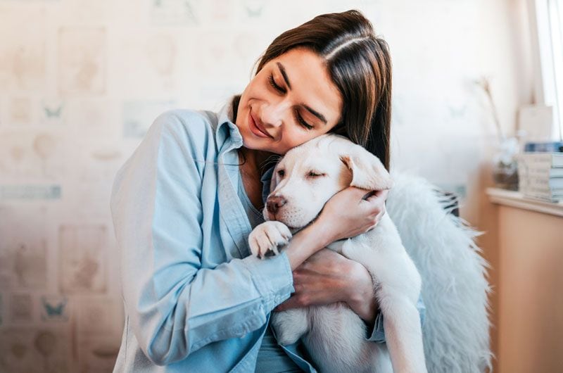 chica abraza cachorro