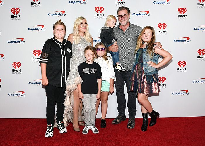 Tori Spelling  y Dean McDermott con sus cinco hijos 