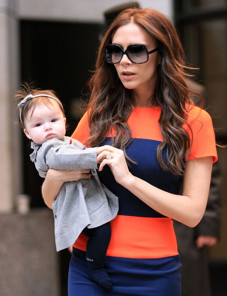 Victoria Beckham y su hija Harper en Nueva York en noviembre de 2011