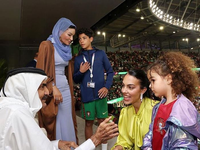 Mozah bint Nasser al-Missned saludando a Georgina Rodríguez y a su familia