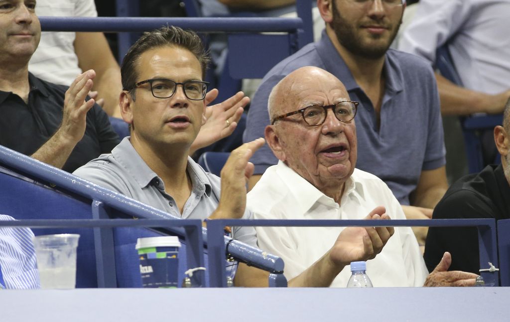 Rupert Murdoch y su hijo Lachlan Murdoch en la final de John Millman y Djokovic en el US Open de Australia en 2018
