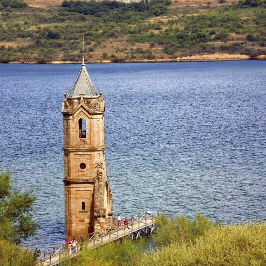 Torre de la iglesia de Villanueva de Las Rozas sumergida en el embalse del Ebro.