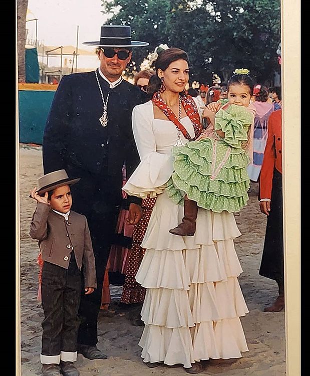 Rocío Crusset, en brazos de su madre, Mariló Montero, en El Rocío