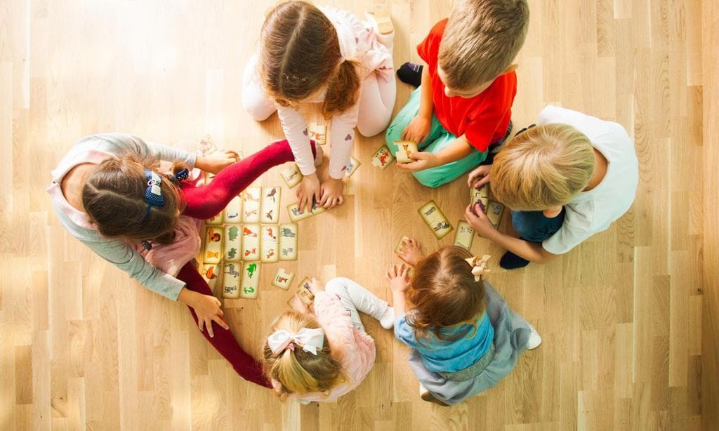 ni os jugando a un juego de mesa