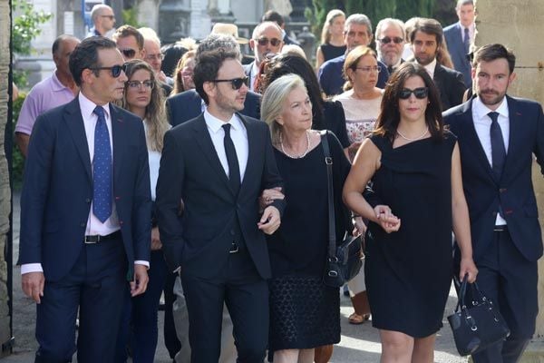 Pablo, que toca la guitarra en el conjunto musical, es hijo del fallecido dirigente socialista. En la imagen con su madre, Mayte Urubayen y su hermana Teresa
