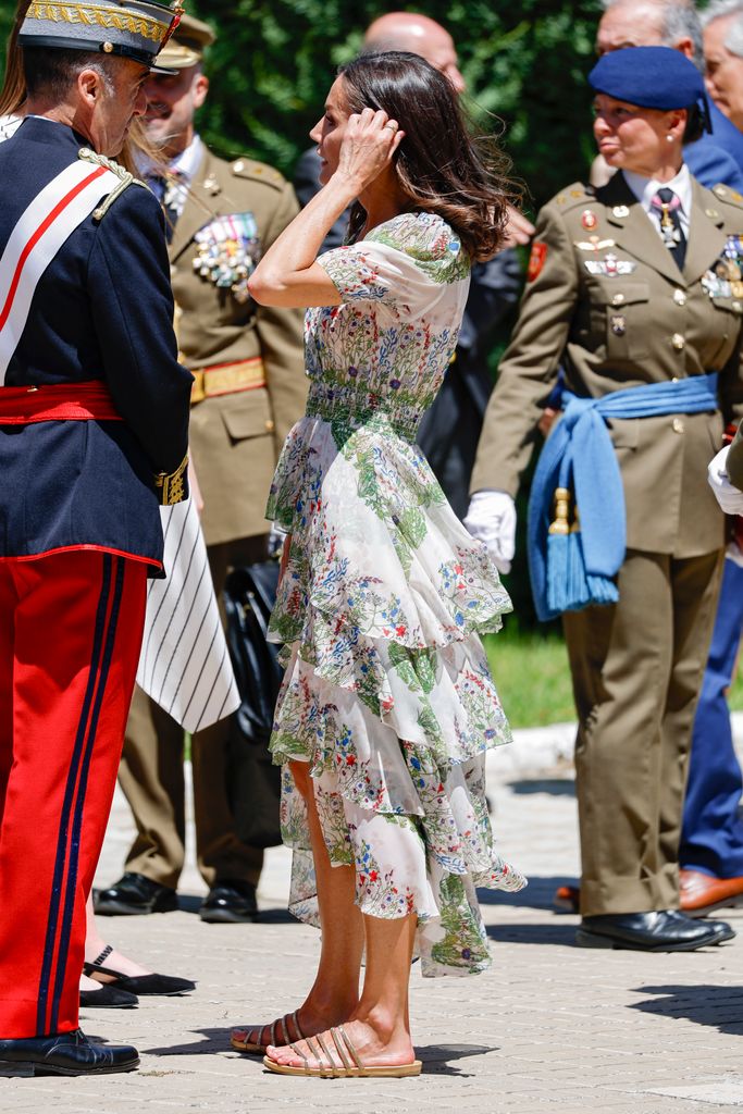 La reina Letizia saluda a Manuel Pérez López, director de la Academia General Militar de Zaragoza, durante la entrega de los despachos de empleo, 3 de julio de 2024