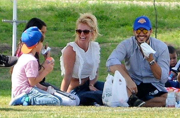 La artista estuvo animando a sus hijos en uno de sus partidos con su novio Charlie
