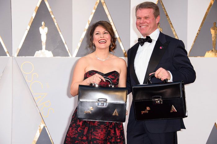 Sólo dos personas conocen a los ganadores de la 89ª edición de los Oscar antes que el resto. Sus nombres son Brian Cullinan y Martha Ruiz trabajan para PricewaterhouseCoopers, firma encargada desde hace 83 años de mantener el secreto mejor guardado de los Oscar
